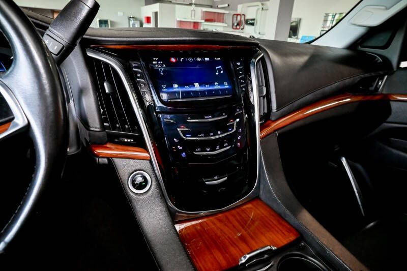 2017 Cadillac Escalade Luxury