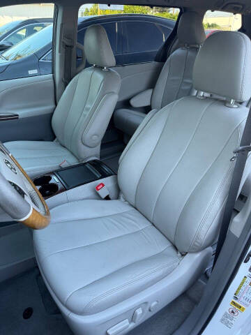 2014 Toyota Sienna XLE 8-Passenger
