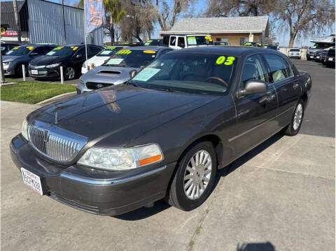 2003 Lincoln Town Car for sale at Dealers Choice Inc in Farmersville CA