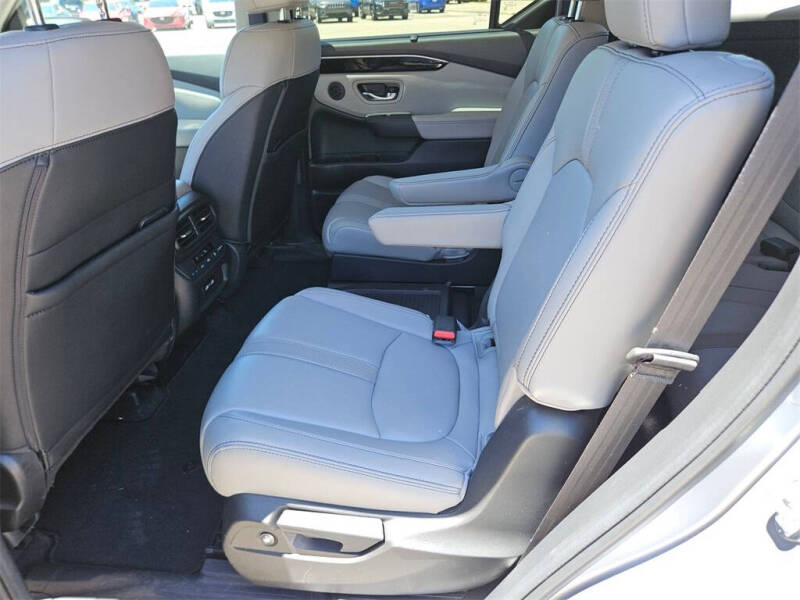 2023 Honda Pilot EX-L w/Rear Captain's Chairs