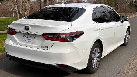 2022 Toyota Camry Hybrid for sale at CLEAR CHOICE AUTOMOTIVE in Milwaukie OR