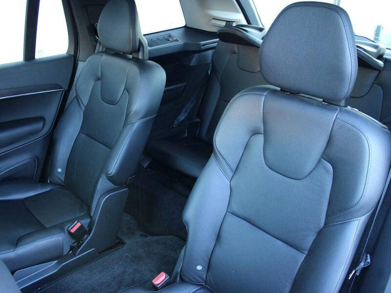2020 Volvo XC90 T6 Momentum 6-Passenger
