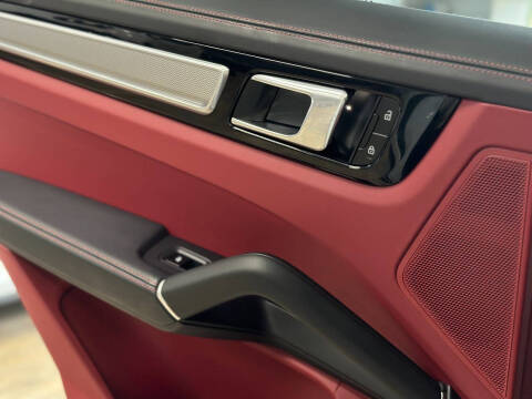 2023 Porsche Cayenne Platinum Edition