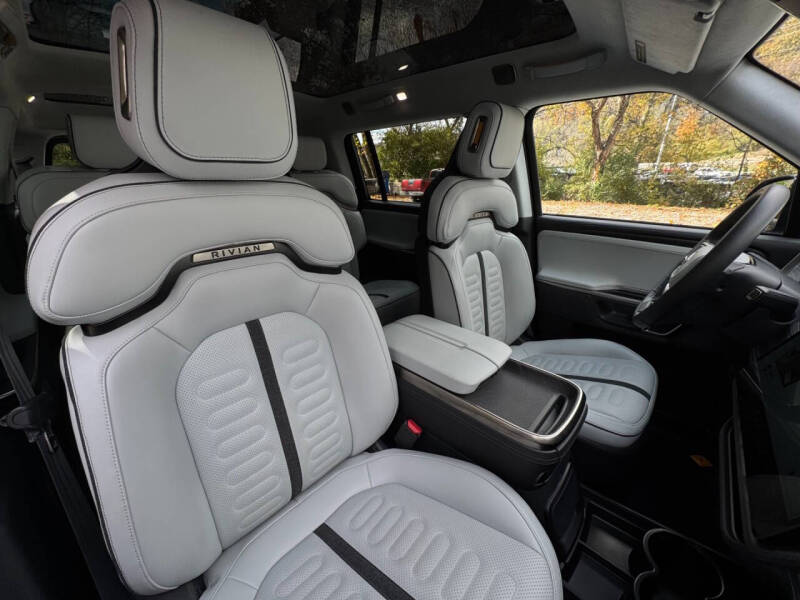 2023 Rivian R1S Adventure