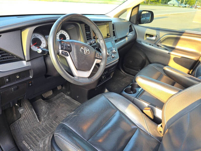2017 Toyota Sienna SE Premium 8-Passenger