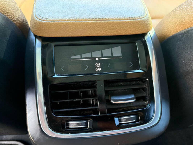 2016 Volvo XC90 T6 Momentum