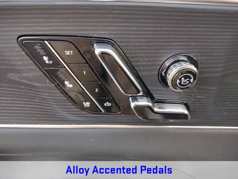 2025 Cadillac LYRIQ Luxury 3