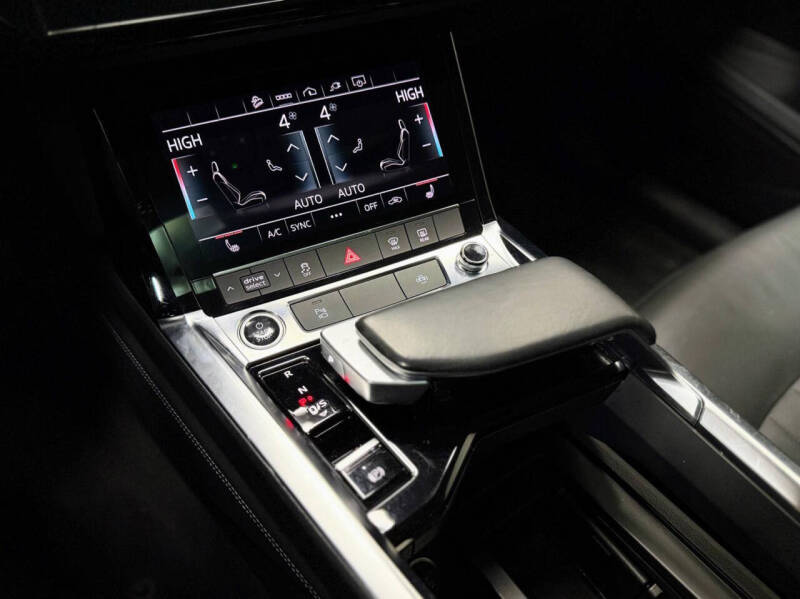 2022 Audi e-tron quattro Premium