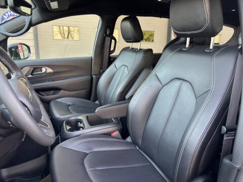 2025 Chrysler Pacifica Select