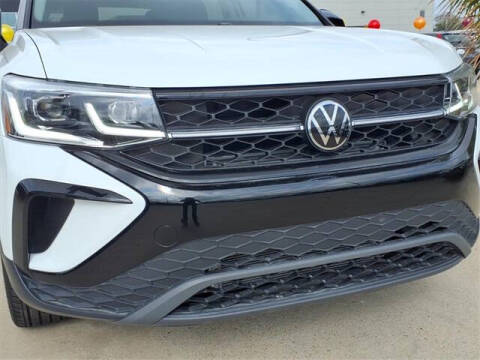 2024 Volkswagen Taos SE Black