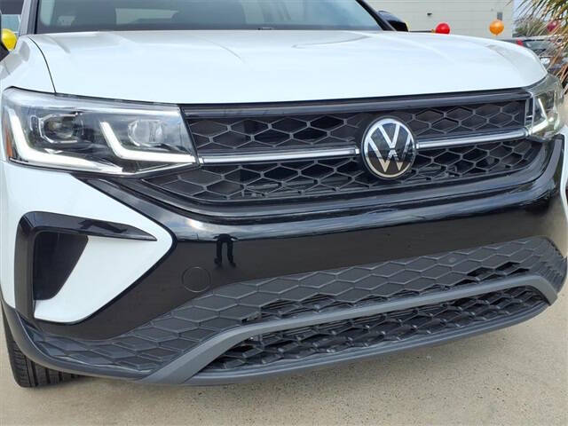 2024 Volkswagen Taos SE Black