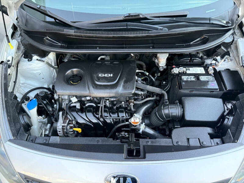 2016 Kia Rio 5-Door LX