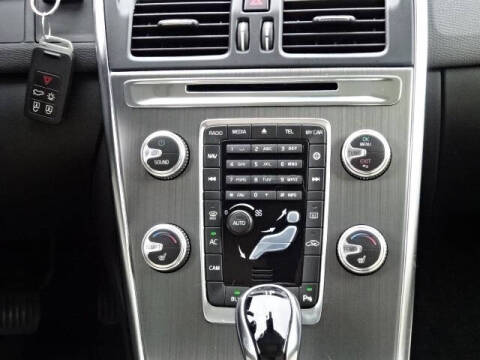 2016 Volvo XC60 T6 Drive-E R-Design Platinum