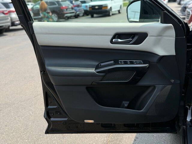 2022 Nissan Pathfinder SV