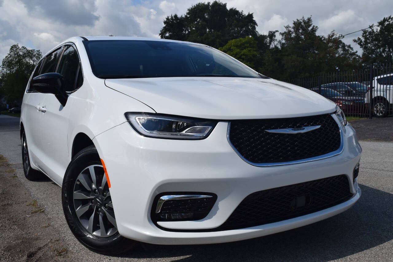 2024 Chrysler Pacifica PlugIn Hybrid For Sale In West Bloomfield, MI