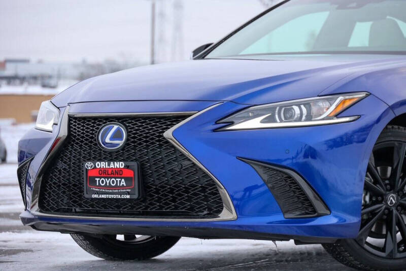 2022 Lexus ES 300h F SPORT