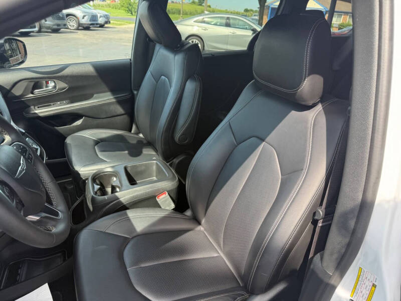 2025 Chrysler Pacifica Select