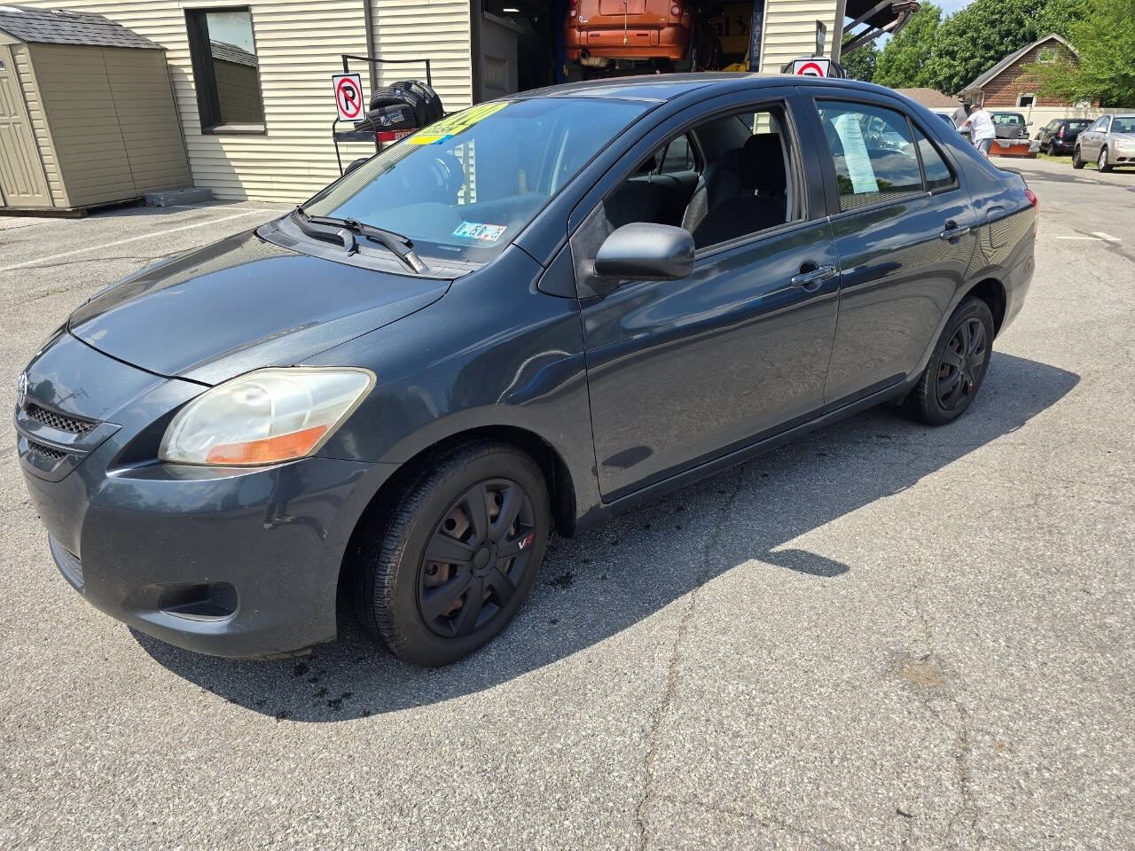 2007 Toyota Yaris for sale at QUEENSGATE AUTO SALES in York, PA