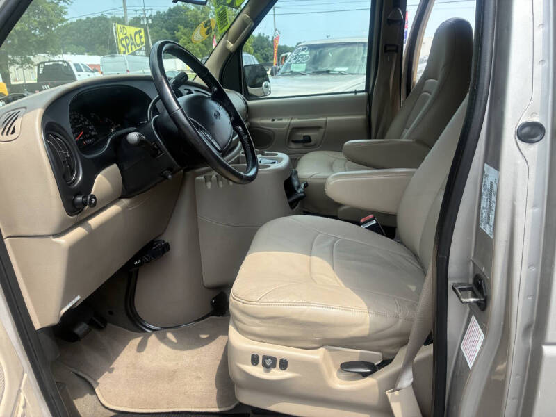 2001 Ford E-Series E-150 XLT