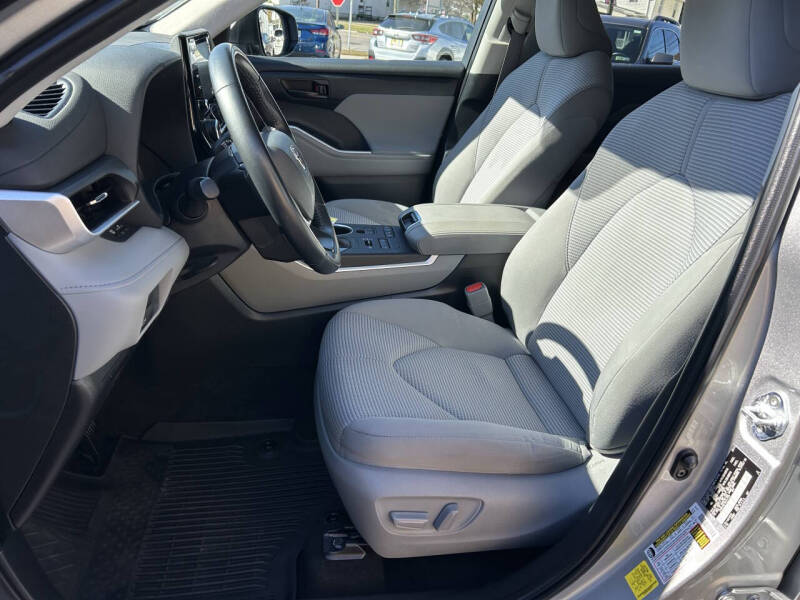 2022 Toyota Highlander LE