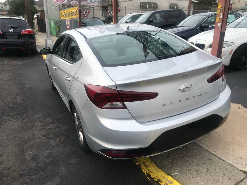 2019 Hyundai Elantra SEL photo 4