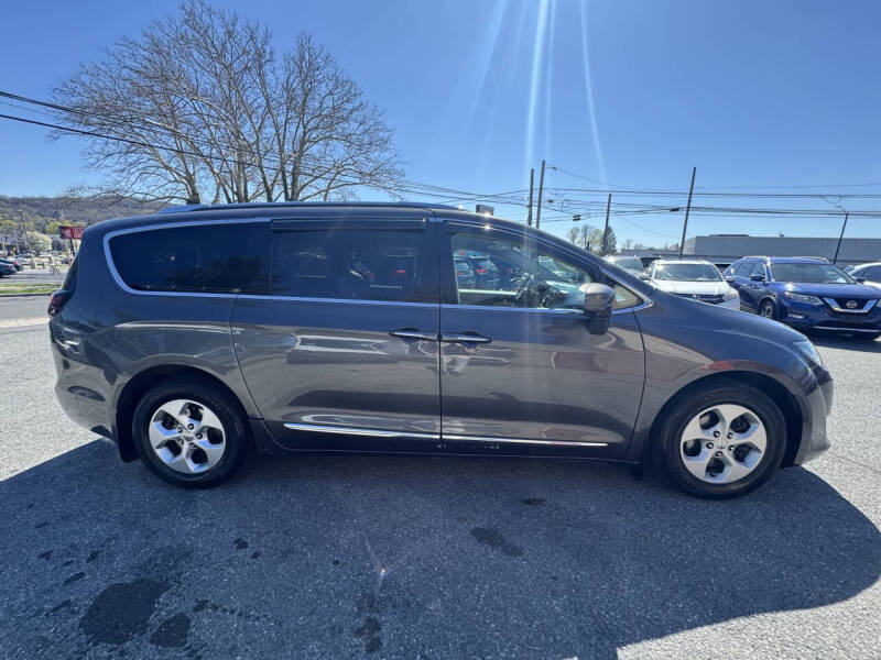 2017 Chrysler Pacifica Touring-L Plus