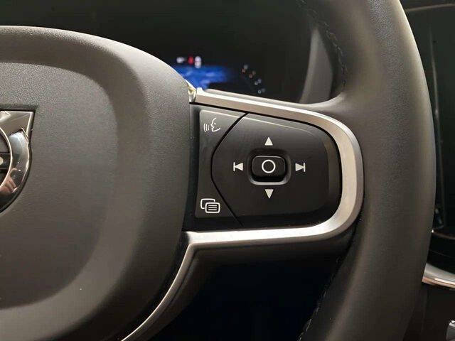 2025 Volvo XC60 B5 Core Dark Theme