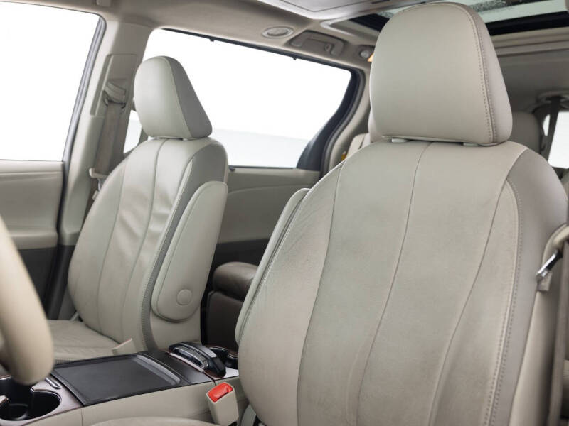 2014 Toyota Sienna Limited 7-Passenger