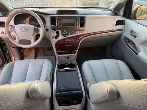 2013 Toyota Sienna XLE 7-Passenger Auto Access Seat