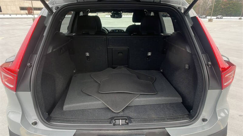 2025 Volvo XC40 B5 Plus Dark Theme