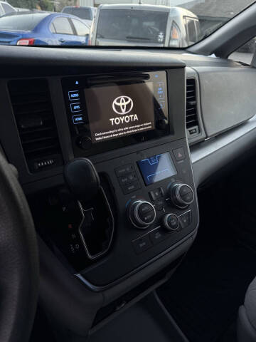 2015 Toyota Sienna LE 8-Passenger