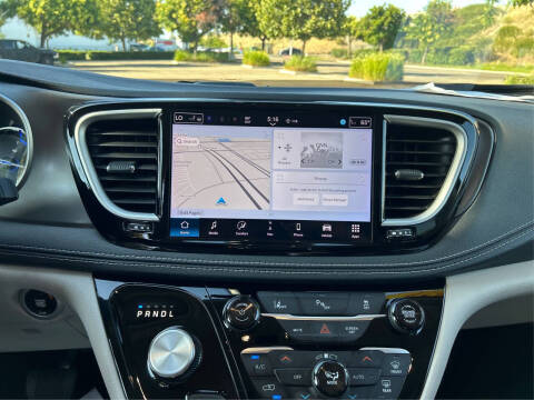 2024 Chrysler Pacifica Plug-In Hybrid Select