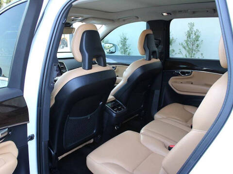 2016 Volvo XC90 T6 Momentum