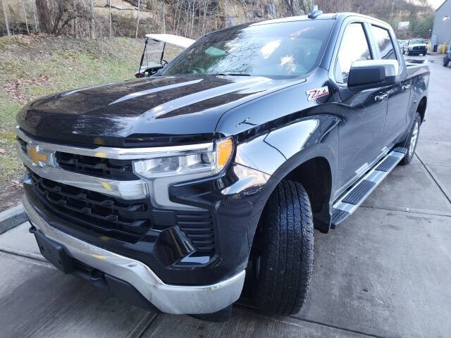 Used 2024 Chevrolet Silverado 1500 LT with VIN 2GCUDDED6R1106026 for sale in Hazard, KY