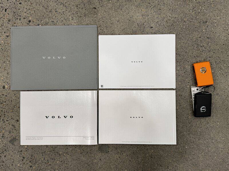 2025 Volvo XC40 B5 Core Bright Theme