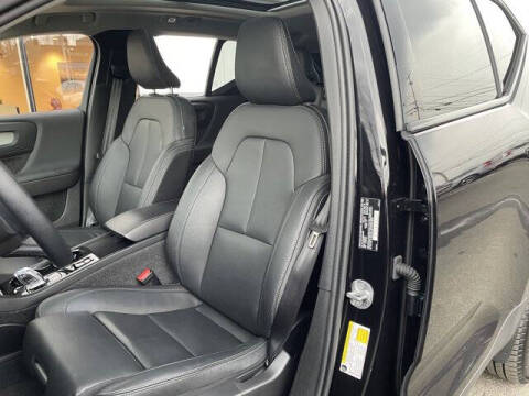 2025 Volvo XC40 B5 Plus Dark Theme