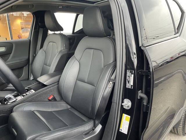 2025 Volvo XC40 B5 Plus Dark Theme