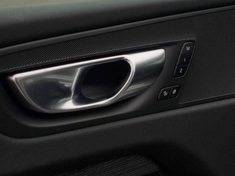2025 Volvo XC60 T8 Core Dark Theme