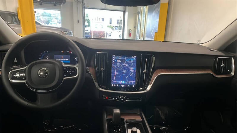 2025 Volvo V60 Cross Country B5 Plus