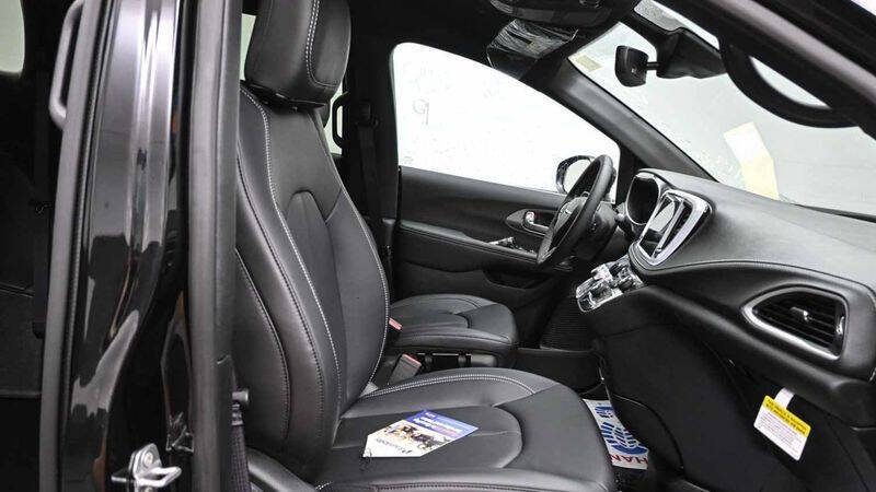 2025 Chrysler Pacifica Select