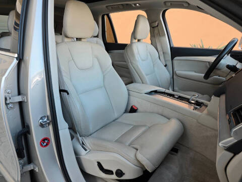 2016 Volvo XC90 T8 eAWD Momentum