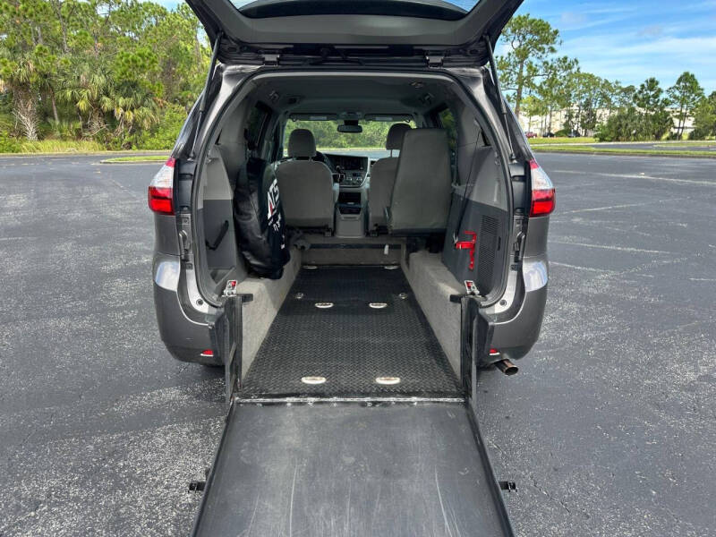2019 Toyota Sienna LE Mobility 7-Passenger