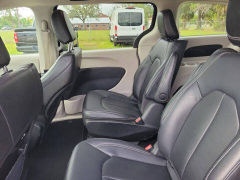 2024 Chrysler Pacifica Plug-In Hybrid Select