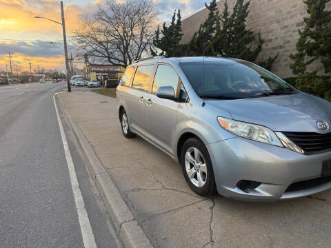 2014 Toyota Sienna LE 8-Passenger