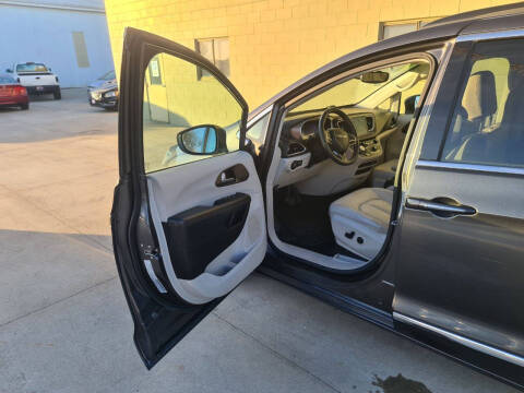 2017 Chrysler Pacifica Touring-L