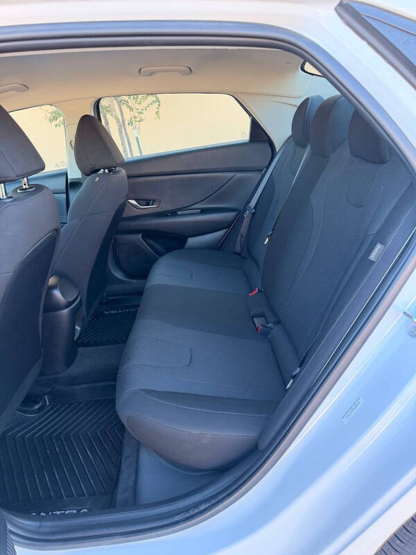 2025 Hyundai Elantra SE