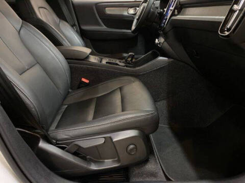 2025 Volvo XC40 B5 Core Bright Theme