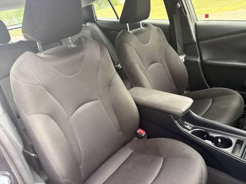 2021 Toyota Prius LE