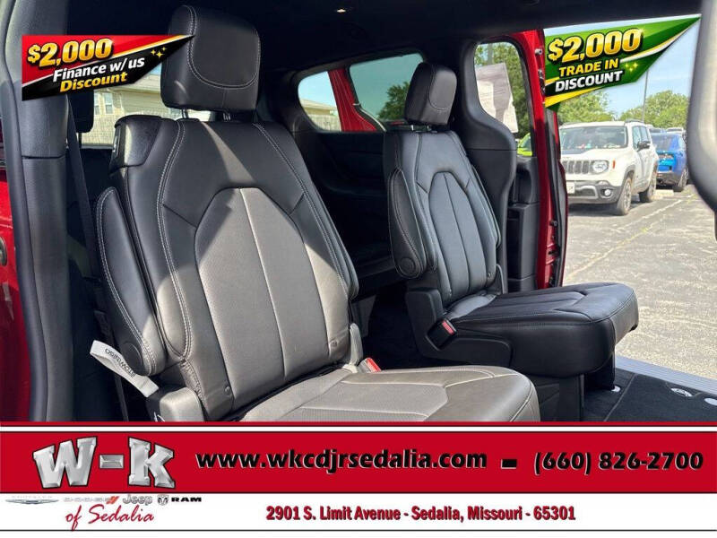 2027 Chrysler Pacifica Select