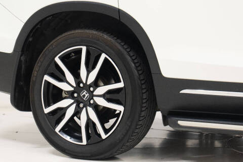 2019 Honda Pilot Touring w/Rear Captain's Chairs